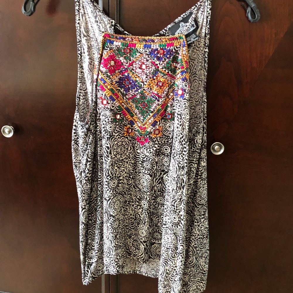 🌈Beautiful little top with embroidery